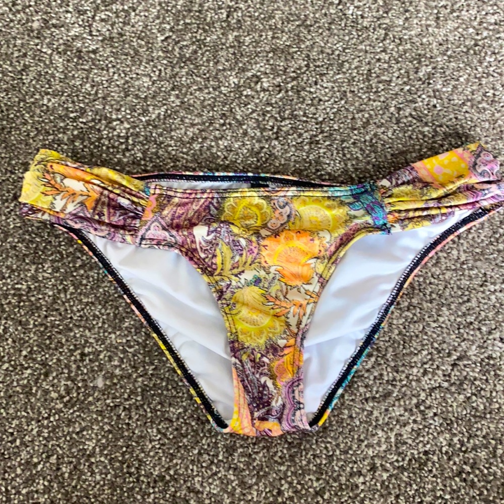 Victoria’s Secret XS Bikini Bottoms Swim Lk new
